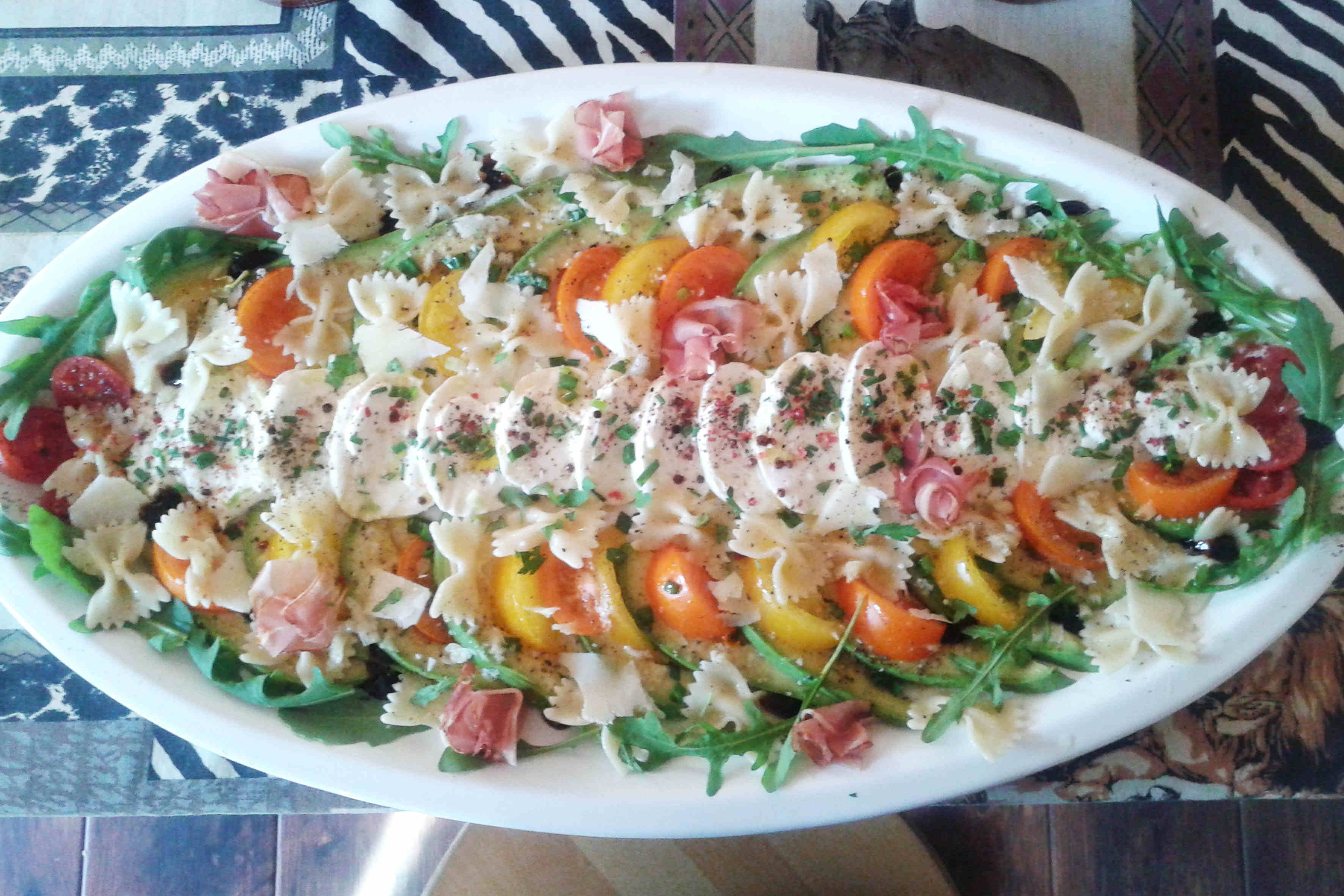 Bunte Salatplatte mit Moza Rucola